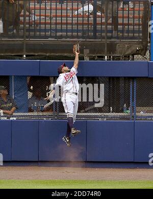 PAS DE FILM, PAS DE VIDÉO, PAS de TV, PAS DE DOCUMENTAIRE - le centerfielder d'Atlanta Braves Willie Harris fait une prise béante d'un coup de Carlos Delgado de New York mets dans le fond de la neuvième salle à Shea Stadium à Flushing, NY, USA le 9 août 2007. Photo de David L. Pokress/Newsday/MCT/Cameleon/ABACAPRESS.COM Banque D'Images