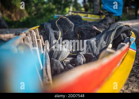 Filets de pêche dans un bateau de pêche traditionnel au village de pêche Sungai Pinang, près de Padang à Sumatra Ouest, Indonésie, Asie Banque D'Images