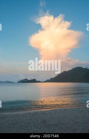 Sungai Pinang Beach au lever du soleil, près de Padang dans l'ouest de Sumatra, Indonésie, Asie, arrière-plan avec espace de copie Banque D'Images