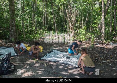 Installer des tentes tout en campant sur l'île de Marak, une île tropicale déserte près de Padang dans l'ouest de Sumatra, Indonésie, Asie Banque D'Images