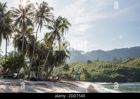 Plage au lever du soleil, Sungai Pinang, près de Padang dans l'ouest de Sumatra, Indonésie, Asie, arrière-plan avec espace de copie Banque D'Images