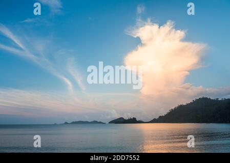 Sungai Pinang Beach au lever du soleil, près de Padang dans l'ouest de Sumatra, Indonésie, Asie, arrière-plan avec espace de copie Banque D'Images