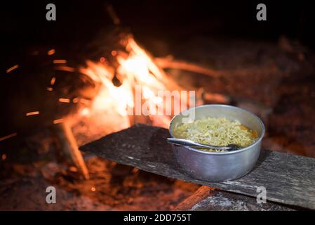 Nouilles pour le dîner, cuites sur un feu de camp en campant sur l'île de Marak, une île tropicale complètement déserte près de Padang à l'ouest de Sumatra, Indonésie, Asie Banque D'Images