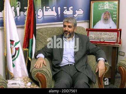 PAS DE FILM, PAS DE VIDÉO, PAS de télévision, PAS DE DOCUMENTAIRE - Khaled Mashaal, le leader politique du Hamas en exil, parle à un journaliste lors d'une interview exclusive dans son bureau à Damas, Syrie, le 21 août 2007. Mashaal a déclaré que le Hamas n’acceptera jamais d’élections anticipées à Gaza, que Yasser Arafat et Mahmoud Abbas ont mené le peuple palestinien dans une impasse et suggère qu’un troisième soulèvement de Palestrina pourrait être en vue. Photo de Dion Nissenbaum/MCT/ABACAPRESS.COM Banque D'Images