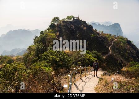 Ascension touristique du mont Zwegabin au lever du soleil, hPa an, Kayin State (Karen State), Myanmar (Birmanie) Banque D'Images