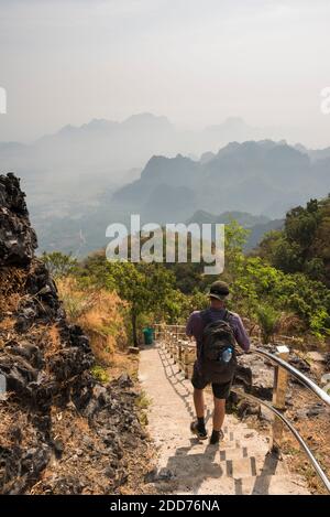 Ascension touristique du mont Zwegabin au lever du soleil, hPa an, Kayin State (Karen State), Myanmar (Birmanie) Banque D'Images