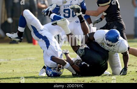 PAS DE FILM, PAS DE VIDÉO, PAS de télévision, PAS DE DOCUMENTAIRE - Ashton Cobb et Micah Johnson (R) du Kentucky s'attaquent au Earl Bennett de Vanderbilt au premier trimestre. Les Wildcats ont battu le Commodores 27-20, au Vanderbilt Stadium de Nashville, TN, USA, le 10 novembre 2007. Photo de David Stephenson/Lexington Herald-leader/MCT/Cameleon/ABACAPRESS.COM Banque D'Images