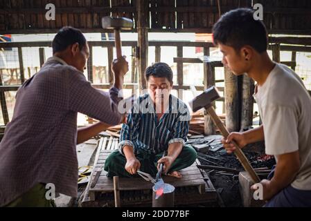 Métallurgistes à Inle Lake, État de Shan, Myanmar (Birmanie) Banque D'Images