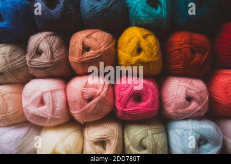 Couleurs tendance des balles de fil à la boutique Banque D'Images
