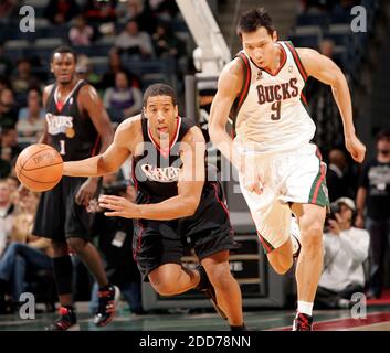PAS DE FILM, PAS DE VIDÉO, PAS de TV, PAS DE DOCUMENTAIRE - Philadelphie le 27 novembre 2007, Andre Miller, 76ers, avance rapidement sur le Milwaukee Bucks Yi Jianlian au Bradley Center de Milwaukee, WISCONSIN, USA. Philadelphie a gagné 114-99. Photo de Benny Sieu/Milwaukee Journal Sentinel/MCT/ABACAPRESS.COM Banque D'Images
