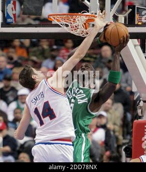 PAS DE FILM, PAS DE VIDÉO, PAS de TV, PAS DE DOCUMENTAIRE - Boston Celtics Kevin Garnet tente de mettre un coup contre Philadelphie 76ers Jason Smith au Wachovia Center à Philadelphie, PA, USA , le 5 décembre 2007. Les Celtics ont gagné 113-103. Photo de Jerry Lodriguss/Philadelphia Inquirer/MCT/Cameleon/ABACAPRESS.COM Banque D'Images