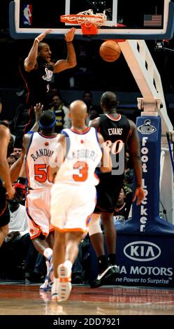 PAS DE FILM, PAS DE VIDÉO, PAS de TV, PAS DE DOCUMENTAIRE - Philadelphia 76ers Andre Iguodala dunks le ballon contre les New York Knicks à Madison Square Garden à New York City, NY, USA le 8 décembre 2007. Philadelphie 76ers 105-77. Photo de J. Conrad Williams Jr./ Newsday/MCT/Cameleon/ABACAPRESS.COM Banque D'Images