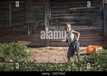 Enfants dansant en Andasibe, région d'Alaotra-Mangoro, est de Madagascar Banque D'Images