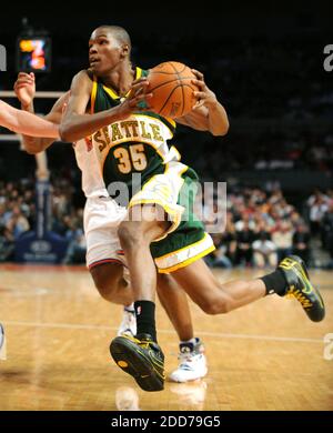 PAS DE FILM, PAS DE VIDÉO, PAS de TV, PAS DE DOCUMENTAIRE - Kevin durant de Seattle SuperSonics conduit au panier après Fred Jones de New York Knicks pour punk le ballon dans le quatrième trimestre à Madison Square Garden à New York City, NY, USA, le 12 décembre 2007. Seattle SuperSonics 117-110. Photo de J. Condrad Williams Jr./Newsday/MCT/Cameleon/ABACAPRESS.COM Banque D'Images