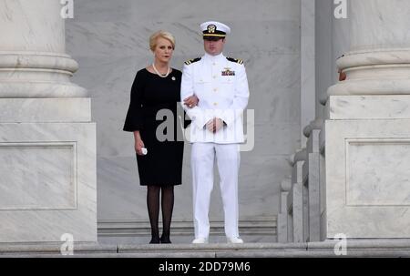 Épouse du sénateur américain John McCain (R-AZ) , Cindy McCain regarde le dossier alors qu'il arrive au Capitole des États-Unis à Washington, DC, le 31 août 2018, avant une cérémonie de mensonge en honneur dans la rotonde Capitol. Photo par Olivier Douliery/Abaca Press Banque D'Images