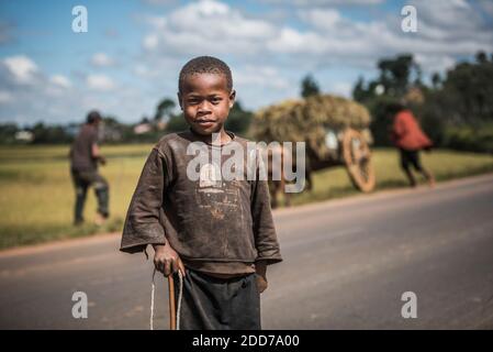 Portrait d'un garçon sur RN7 (route nationale 7) Près d'Ambatolampy dans les Highlands centraux de Madagascar Banque D'Images