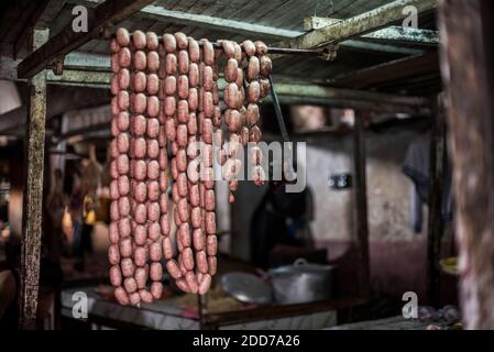 Saucisses à vendre, marché d'Antisrabe, région de Vakinancaratra, Madagascar Central Highlands Banque D'Images