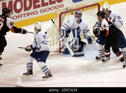 PAS DE FILM, PAS DE VIDÉO, PAS de TV, PAS DE DOCUMENTAIRE - le gardien de but de Toronto Maple Leafs Andrew Raycroft (1) détourne un tir sur but de Philadelphie Flyers' Danny Briere (48) dans la première période au Wachovia Centre à Philadelphie, PA, USA, le 27 décembre 2007. Philadelphie a gagné 4-1. Photo de Laurence Kesterson/Philadelphia Inquirer/MCT/Cameleon/ABACAPRESS.COM Banque D'Images