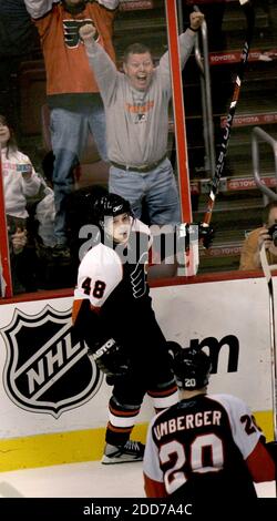 PAS DE FILM, PAS DE VIDÉO, PAS de télévision, PAS DE DOCUMENTAIRE - les fans applaudissent après Philadelphie Flyers Danny Briere (48) marqué contre le gardien de but Maple Leafs de Toronto Andrew Raycroft (1) dans la troisième période au Wachovia Centre à Philadelphie, PA, USA le 27 décembre 2007. Philadelphie a gagné 4-1. Photo de Laurence Kesterson/Philadelphia Inquirer/MCT/Cameleon/ABACAPRESS.COM Banque D'Images