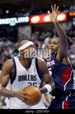 PAS DE FILM, PAS DE VIDÉO, PAS de TV, PAS DE DOCUMENTAIRE - Dallas Mavericks centre Erick Dampier (25) travaille le ballon contre Atlanta Hawks centre Al Horford (15) pendant le premier trimestre à l'American Airlines Center à Dallas, TX, USA le 29 décembre 2007. Les Mavericks ont gagné 97-84. Photo de Bill Janscha/fort Worth Star-Telegram/MCT/Cameleon/ABACAPRESS.COM Banque D'Images