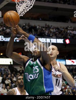 PAS DE FILM, PAS DE VIDÉO, PAS de TV, PAS DE DOCUMENTAIRE - Dallas Mavericks centre Erick Dampier (25) tourne contre Cleveland Cavaliers centre Zydrunas Iigauskas (11) au American Airlines Center à Dallas, TX, USA le 27 décembre 2007. Cleveland Cavaliers a gagné 88-81. Photo de Tom Pennington/fort Worth Star-Telegram/MCT/Cameleon/ABACAPRESS.COM Banque D'Images