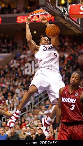 PAS DE FILM, PAS DE VIDÉO, PAS de TV, PAS DE DOCUMENTAIRE - Philadelphia 76ers' Andre Iguodala Dunks dans le quatrième trimestre sur Miami Heat Dwyane Wade au Wachovia Center à Philadelphie, PA, USA le 26 décembre 2007. Philadelphie 76ers a gagné 96-85. Photo de Michael S. Wirtz/Philadelphia Inquirer/MCT/Cameleon/ABACAPRESS.COM Banque D'Images