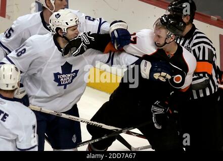 PAS DE FILM, PAS DE VIDÉO, PAS de télévision, PAS DE DOCUMENTAIRE - Jeff carter (17) des Flyers de Philadelphie et Chad Kilger (18) de Toronto Maple Leafs se battent dans la deuxième période au Wachovia Centre à Philadelphie, PA, USA le 27 décembre 2007. Philadelphie a gagné 4-1. Photo de Laurence Kesterson/Philadelphia Inquirer/MCT/Cameleon/ABACAPRESS.COM Banque D'Images