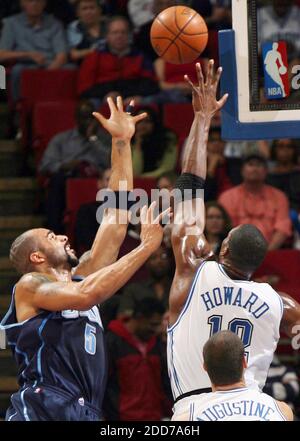 PAS DE FILM, PAS DE VIDÉO, PAS de TV, PAS DE DOCUMENTAIRE - Orlando centre Dwight Howard (à droite) bloque le plan de l'Utah avant Carlos Boozer pendant l'action de jeu à l'Amway Arena à Orlando, FL, Etats-Unis le 21 décembre 2007. La Jazz défait la magie 113-94. Photo de Stephen M. Dowell/Orlando Sentinel/MCT/Cameleon/ABACAPRESS.COM Banque D'Images