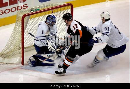 PAS DE FILM, PAS DE VIDÉO, PAS de télévision, PAS DE DOCUMENTAIRE - Jeff carter (17) de Philadelphie Flyers a obtenu des scores contre le gardien de but de Toronto Maple Leafs Andrew Raycroft (1) et Pavel Kubina (31) au Wachovia Centre de Philadelphie, PA, USA, le 27 décembre 2007. Philadelphie a gagné 4-1. Photo de Laurence Kesterson/Philadelphia Inquirer/MCT/Cameleon/ABACAPRESS.COM Banque D'Images