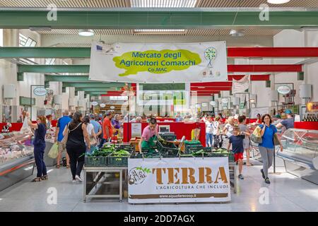 Como, Italie - 15 juin 2019: Les gens magasiner au marché intérieur des agriculteurs de Côme, Italie. Banque D'Images