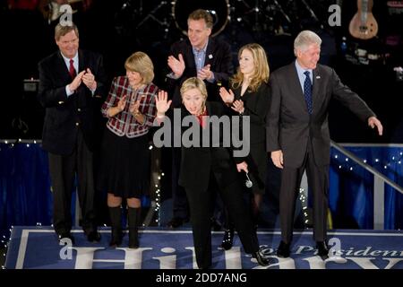 PAS DE FILM, PAS DE VIDÉO, PAS de TV, PAS DE DOCUMENTAIRE - candidate démocrate à la présidence Hillary Clinton (D-NY), rejointe par le mari, Bill Clinton, Et sa fille, Chelsea, l'ancien gouverneur de l'Iowa, Tom Vilsack (L), sa femme Christie (2e L) et Terry McAuliffe (arrière), ancien président du Comité national démocratique, organise un événement du nouvel an à des Moines, en Iowa, le lundi 31 décembre 2007. Photo de Chuck Kennedy/MCT/ABACAPRESS.COM Banque D'Images