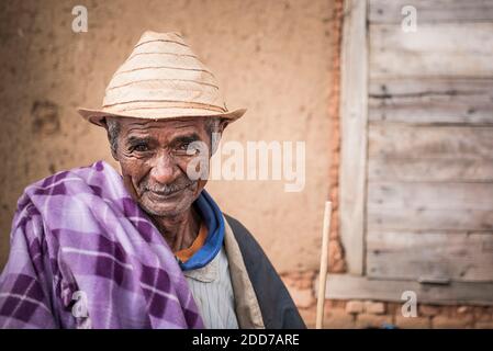 Portrait d'un éleveur de porcs, marché des porcs d'Andohasana, Madagascar Central Highlands Banque D'Images