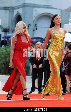 Donatella Versace et Irina Shayk assister à UNE Star est née première dans le cadre du 75e Festival International du film de Venise (Mostra) à Venise, Italie, le 30 août 2018. Photo d'Aurore Marechal/ABACAPRESS.COM Banque D'Images