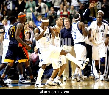 PAS DE FILM, PAS DE VIDÉO, PAS de TV, PAS DE DOCUMENTAIRE - Jason Terry de Dallas Mavericks (31) célèbre avec ses coéquipiers alors que les Mavs se sont retirés des Golden State Warriors dans la seconde moitié au American Airlines Center à Dallas, Texas, États-Unis le 2 janvier 2008. Dallas Mavericks a gagné 121-99. Photo de Ron Jenkins/fort Worth Star-Telegram/MCT/Cameleon/ABACAPRESS.COM Banque D'Images