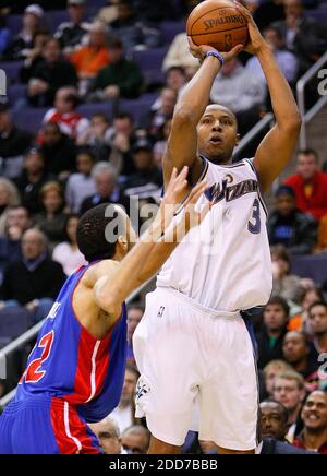 PAS DE FILM, PAS DE VIDÉO, PAS de TV, PAS DE DOCUMENTAIRE - Washington Wizards Caron Butler (3) tourne sur Detroit pistons Tayshaun Prince (22) pendant leur jeu joué au Verizon Center à Washington, DC, USA le 2 janvier 2008. Detroit pistons a gagné 106-93. Photo de Harry E. Walker/MCT/ABACAPRESS.COM Banque D'Images