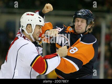 PAS DE FILM, PAS DE VIDÉO, PAS de TV, PAS DE DOCUMENTAIRE - les New York Islanders Tim Jackman (28) combat avec Florida Panthers Steve Montador (7) pendant la première période au Nassau Coliseum à Uniondale, NY, USA le 3 janvier 2008. Florida Panthers a gagné 4-3. Photo d'Ana P. Gutierrez/Newsday/MCT/ABACAPRESS.COM Banque D'Images