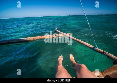 Tourisme sur un Pirogue, un bateau à voile traditionnel de Madagascar utilisant un canot de dugout, Ifaty, Madagascar, Afrique Banque D'Images