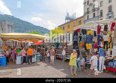 Como, Italie - 15 juin 2019: Les gens magasiner à Open Street Market samedi à Como, Italie. Banque D'Images