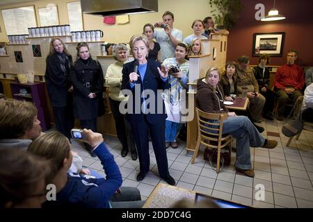 PAS DE FILM, PAS DE VIDÉO, PAS de TV, PAS DE DOCUMENTAIRE - démocrate Président espoir Sene. Hillary Rodham Clinton, D-N.Y., campagnes à Durham, NH, Etats-Unis le 5 janvier 2008. Photo de Chuck Kennedy/MCT/ABACAPRESS.COM Banque D'Images