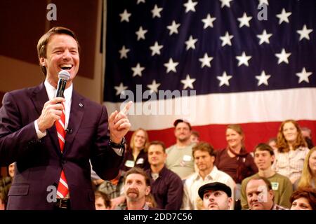 PAS DE FILM, PAS DE VIDÉO, PAS de TV, PAS DE DOCUMENTAIRE - le candidat présidentiel démocrate John Edwards s'adresse à des supporters lors d'un arrêt de campagne à l'Université d'État de Keene à Keene, New Hampshire, États-Unis dimanche, 6 janvier 2008. Photo de Robert Willett/Raleigh News & observer/MCT/ABACAPRESS.COM Banque D'Images