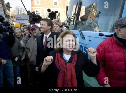 PAS DE FILM, PAS DE VIDÉO, PAS de TV, PAS DE DOCUMENTAIRE - l'espoir présidentiel démocrate, l'ancien sénateur John Edwards et sa femme, Elizabeth, parlent avec des partisans qui se sont rassemblés pour la toile pour lui à Portsmouth, New Hampshire, samedi, 5 janvier 2008. Photo de Robert Willett/Raleigh News & observer/MCT/ABACAPRESS.COM Banque D'Images