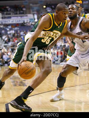 PAS DE FILM, PAS DE VIDÉO, PAS de TV, PAS DE DOCUMENTAIRE - Seattle SuperSonics Kevin durant (35) conduit au panier contre Washington Wizards DeShawn Stevenson (2) pendant leur jeu joué au Verizon Center à Washington, DC, USA le 6 janvier 2008. Washington Wizards a gagné 108-86. Photo de Harry E. Walker/MCT/ABACAPRESS.COM Banque D'Images