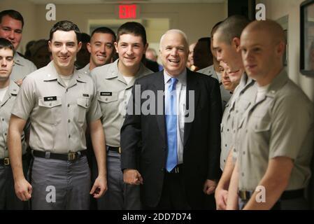 PAS DE FILM, PAS DE VIDÉO, PAS de télévision, PAS DE DOCUMENTAIRE - le sénateur américain à espoir présidentiel John McCain (R-Arizona) pose pour des photos avec les cadets de la Citadelle avant son rassemblement de campagne à la Citadelle. Charleston, SC, USA, le 9 janvier 2008, photo de Gerry Melendez/The State/MCT/ABACAPRESS.COM Banque D'Images