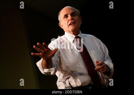 PAS DE FILM, PAS DE VIDÉO, PAS de TV, PAS DE DOCUMENTAIRE - le candidat républicain à la présidence Rudy Giuliani parle lors d'un rallye de campagne à Bradenton, Floride, États-Unis, le samedi 12 janvier 2008. Photo de Brian Blanco/Bradenton Herald/MCT/ABACAPRESS.COM Banque D'Images