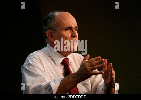 PAS DE FILM, PAS DE VIDÉO, PAS de TV, PAS DE DOCUMENTAIRE - le candidat républicain à la présidence Rudy Giuliani parle lors d'un rallye de campagne à Bradenton, Floride, États-Unis, le samedi 12 janvier 2008. Photo de Brian Blanco/Bradenton Herald/MCT/ABACAPRESS.COM Banque D'Images