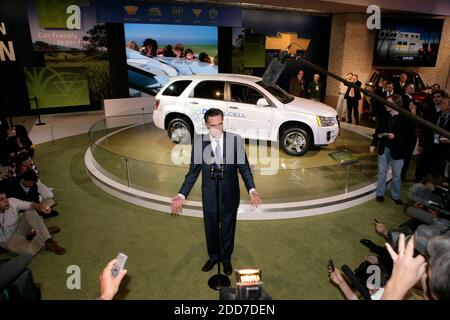 PAS DE FILM, PAS DE VIDÉO, PAS de télévision, PAS DE DOCUMENTAIRE - Mitt Romney, un espoir présidentiel républicain, parle aux médias devant le véhicule Equinox à pile à combustible de Chevrolet lors de sa tournée de l'exposition General Motors au salon de l'auto nord-américain 2008 à Detroit, MI, États-Unis, le 14 janvier, 2008, photo de Jeffrey Sauger/General Motors/MCT/ABACAPRESS.COM Banque D'Images