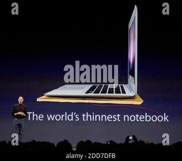 PAS DE FILM, PAS DE VIDÉO, PAS de TV, PAS DE DOCUMENTAIRE - le PDG d'Apple Steve Jobs a annoncé le nouveau MacBook Air, à la conférence et Expo Macworld à San Francisco, CA, Etats-Unis le mardi 15 janvier 2008. L'ordinateur portable, considéré comme le plus fin au monde, est doté d'un écran large de 13.3 pouces, d'un clavier doté d'un capteur de lumière ambiante et d'un pavé tactile multipoint. Photo de John Green/San Mateo County Times/MCT/ABACAPRESS.COM Banque D'Images