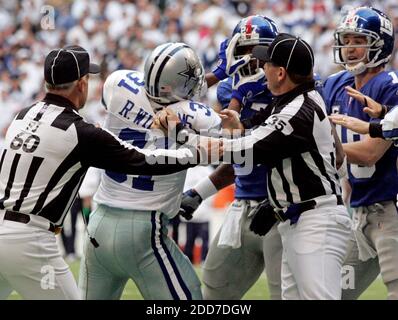 PAS DE FILM, PAS DE VIDÉO, PAS de TV, PAS DE DOCUMENTAIRE - Roy Williams des Dallas Cowboys (31) montre sa frustration lorsqu'il se met dans une altercation avec les New York Giants qui reviennent Brandon Jacobs, après que les Giants ont marqué au deuxième trimestre d'un match de match de match de la division NFC à Irving, TX, États-Unis le 13 janvier 2008. Les Giants ont battu les Cowboys, 21-17, au Texas Stadium. Photo de Sharon M. Steinman/fort Worth Star-Telegram/MCT/Cameleon/ABACAPRESS.COM Banque D'Images