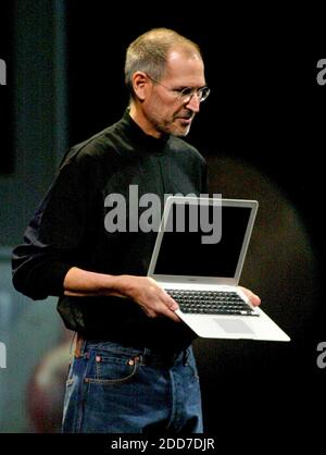 PAS DE FILM, PAS DE VIDÉO, PAS de TV, PAS DE DOCUMENTAIRE - le PDG d'Apple Steve Jobs a annoncé le nouveau MacBook Air, à la conférence et Expo Macworld à San Francisco, CA, Etats-Unis le mardi 15 janvier 2008. L'ordinateur portable, considéré comme le plus fin au monde, est doté d'un écran large de 13.3 pouces, d'un clavier doté d'un capteur de lumière ambiante et d'un pavé tactile multipoint. Photo de John Green/San Mateo County Times/MCT/ABACAPRESS.COM Banque D'Images