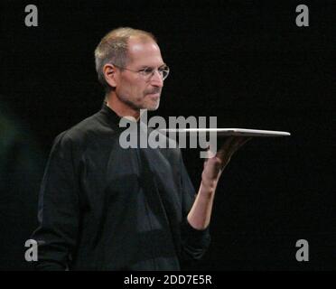 PAS DE FILM, PAS DE VIDÉO, PAS de TV, PAS DE DOCUMENTAIRE - le PDG d'Apple Steve Jobs a annoncé le nouveau MacBook Air, à la conférence et Expo Macworld à San Francisco, CA, Etats-Unis le mardi 15 janvier 2008. L'ordinateur portable, considéré comme le plus fin au monde, est doté d'un écran large de 13.3 pouces, d'un clavier doté d'un capteur de lumière ambiante et d'un pavé tactile multipoint. Photo de John Green/San Mateo County Times/MCT/ABACAPRESS.COM Banque D'Images